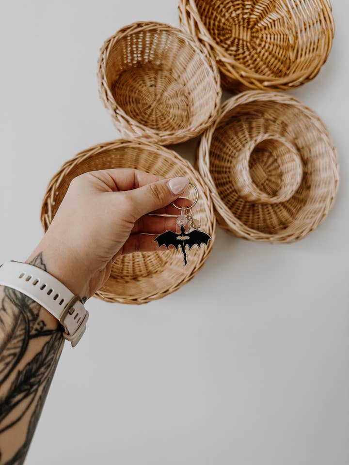 Tairn Andarna Drage Fjerde Fløj Bog Boglig Nøglering for engroshandel hos Rooted Grace Co