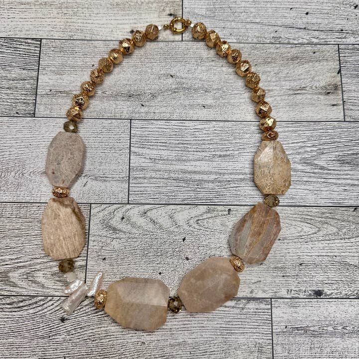 Versteinertes Korallenperlen, Kristalle, Süßwasserperlen und Lavastein Statement-Halskette | Erika Williner Designs für den Großhandel von Erika Williner Designs