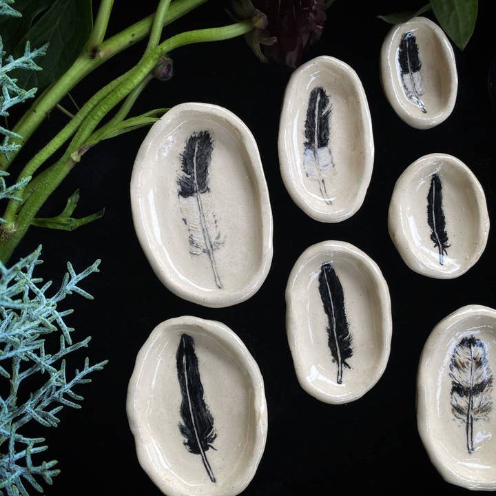 Keven Craft Rituals LLC - Vente Assiettes/plats/bols de décoration - Plat rituel en céramique multicolore en forme de plume de sgraffite2