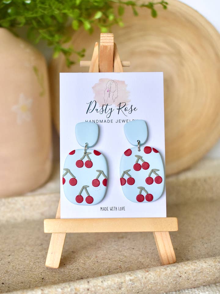 Cherry Bomb Dangles - Boucles d'oreilles en argile bleue et rouge pour la vente par Dusty Rose Creations