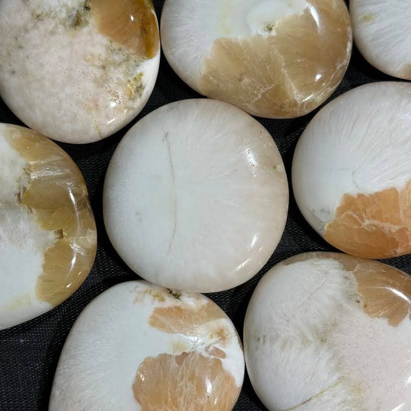 Crystal Deal· Wholesale Crystals & Gifts - Wholesale Spiritual Stone/Crystal - Stilbite & Scolecite Palm Stone - 1 pc 2