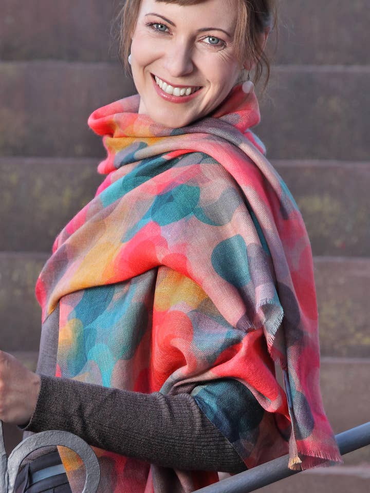 Damehalstørklæde i merinould med silke, taupe og røde nuancer med cirkelmønster for engroshandel hos SALTO