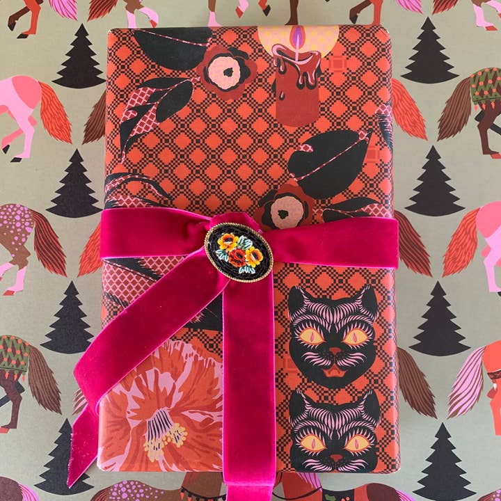 Kate Blairstone – Engroshandel Gavepapir – Sort kat & kamelia gobelin gavepapir1