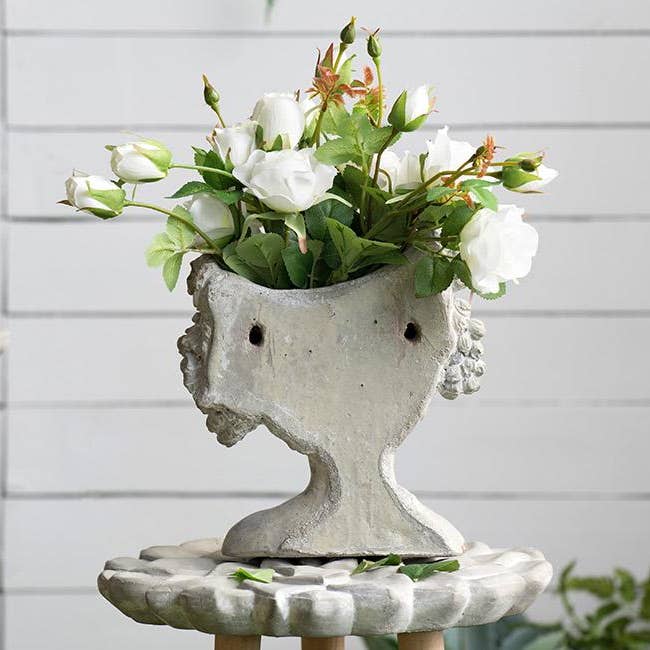 A&B Home Group Inc. - Venta al por mayor Macetas - Macetero de Pared en Forma de Busto de Cemento Gris de 8x4x9"1