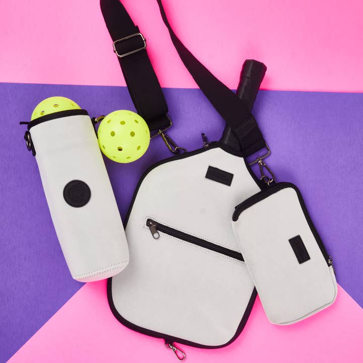 ¡NUEVO! Funda para pala de pickleball Crossbody, paquete previo, color platino para venta al por mayor de Posh Pickler Pickleball