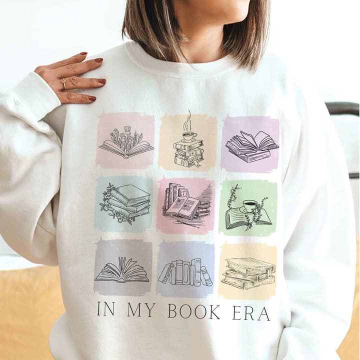 Sweatshirt graphique IN MY BOOK ERA pour la vente par BLUME & CO.