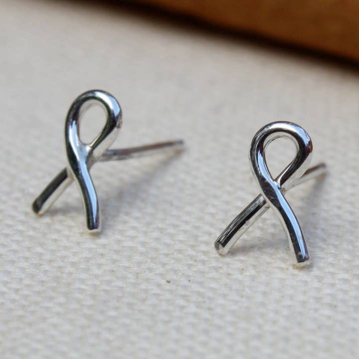 Tiny Ribbon Sterling Silver Stud post Oorbellen om ondersteuning te tonen Linten Kanker overlevende lint voor een doel activistische sieraden voor wholesale door Kitty Stoykovich Designs