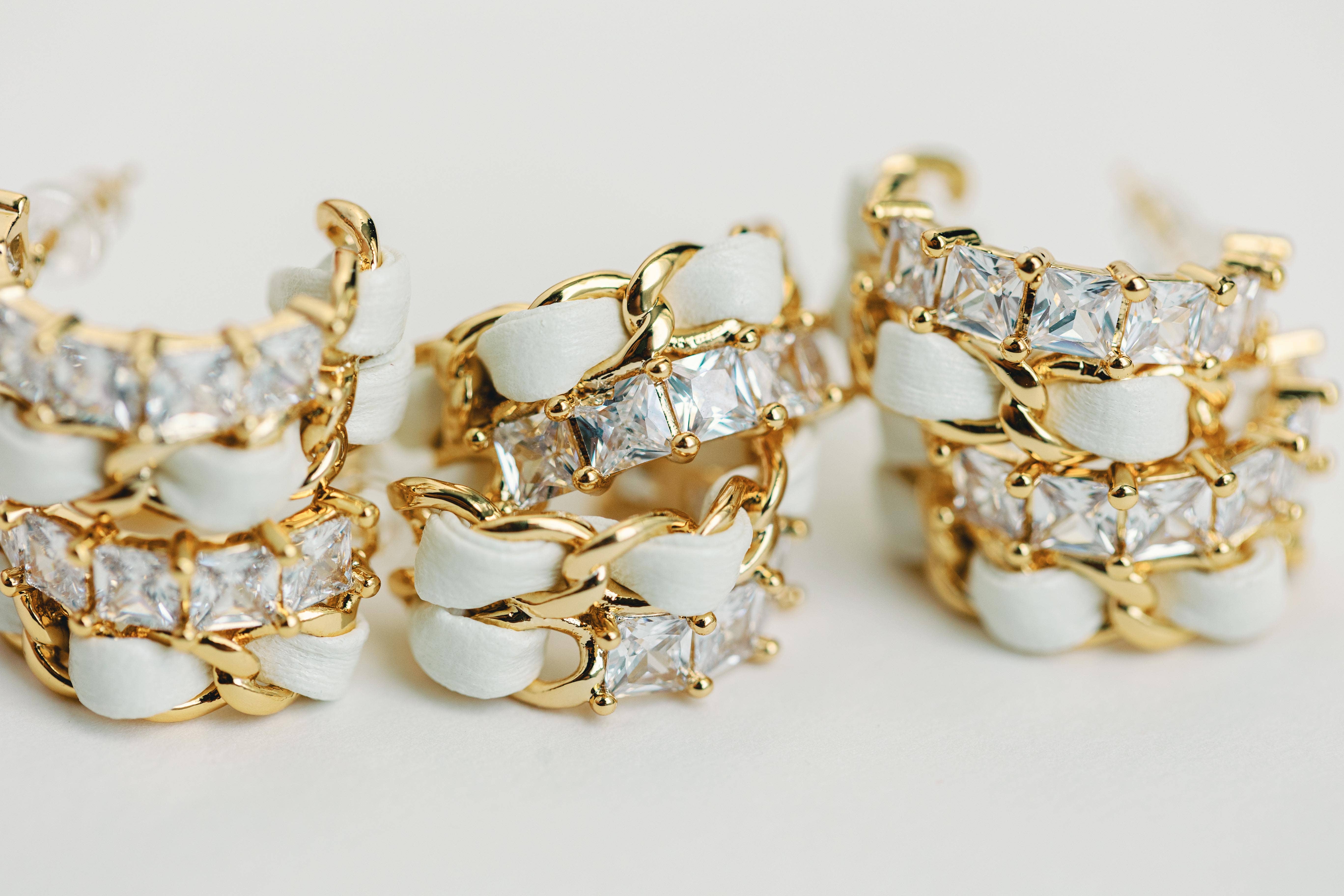 St Armands Designs of Sarasota – Großhandel Hoops – Statement-Creolen aus Leder im Vintage-Stil mit Kette3