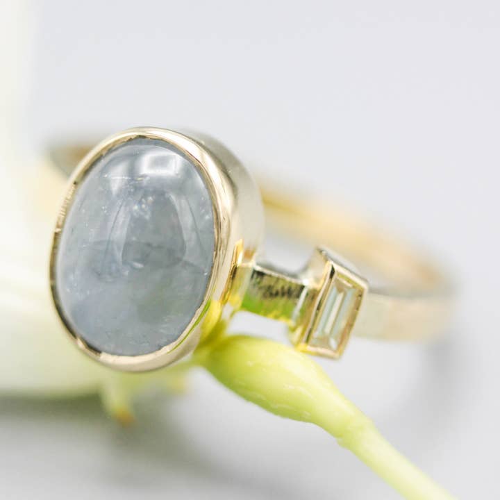 Ovaler blauer Sternsaphir- und Diamantring mit 18k-Goldband für den Großhandel von Metal Studio Jewelry