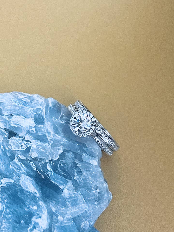 LAYLA - Bague en argent sterling sertie de zircones rondes brillantes 1 carats pour la vente par JohnnyB Jewelry