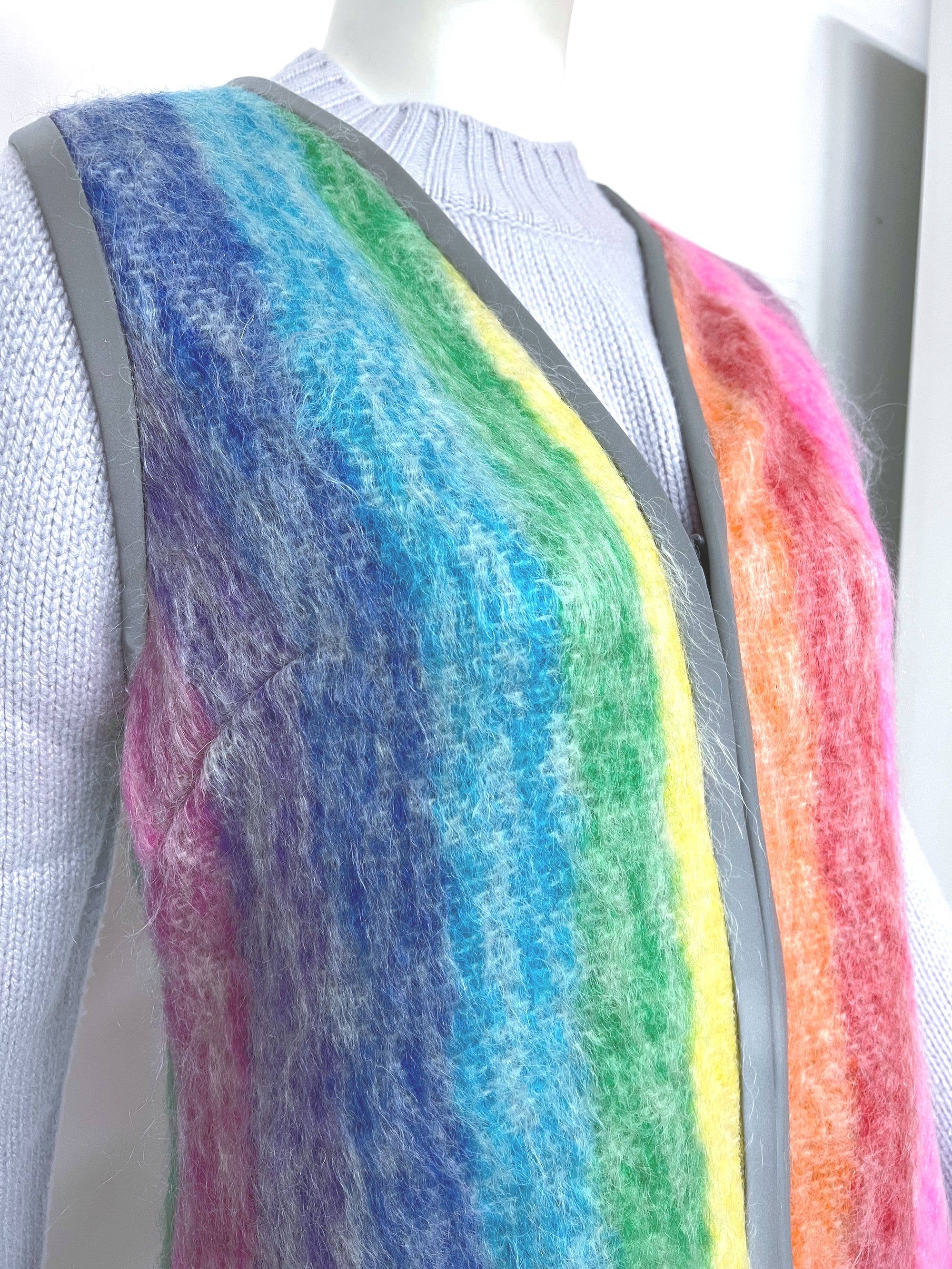 Vespertine NYC – Großhandel Pullunder – Damen – Reflektierende Mohair Cardigan Sweater Weste, Regenbogen gestreift1