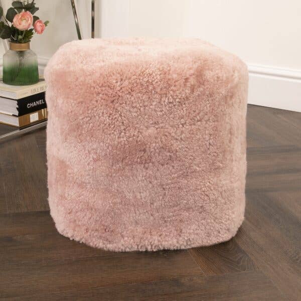 Native Natural – wholesale Sittpuff – Rosa kort lugg fårskinnspuff