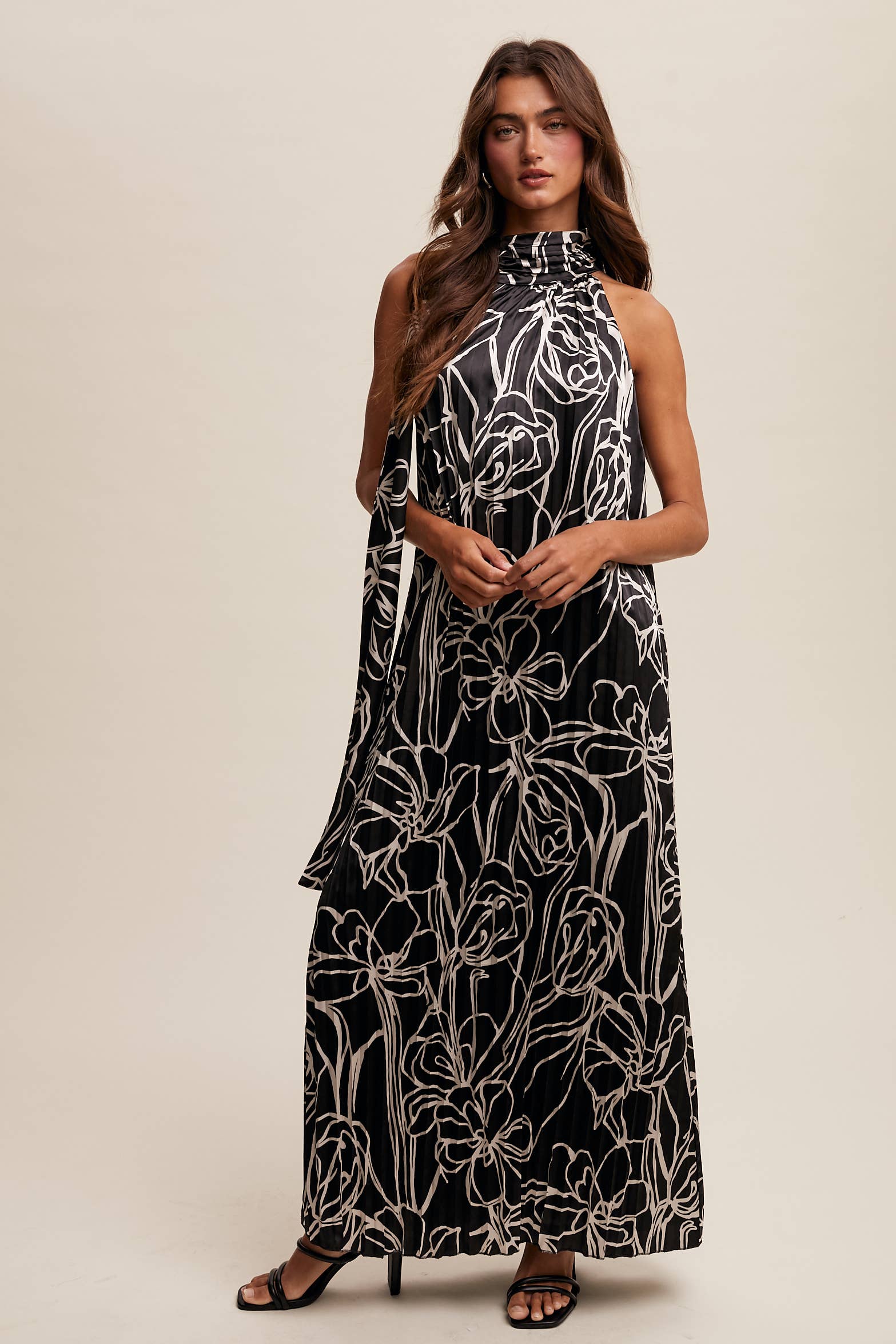 Listicle – Vestido - Mulher por atacado – Vestido maxi plissado de cetim com estampa floral e gola halter3