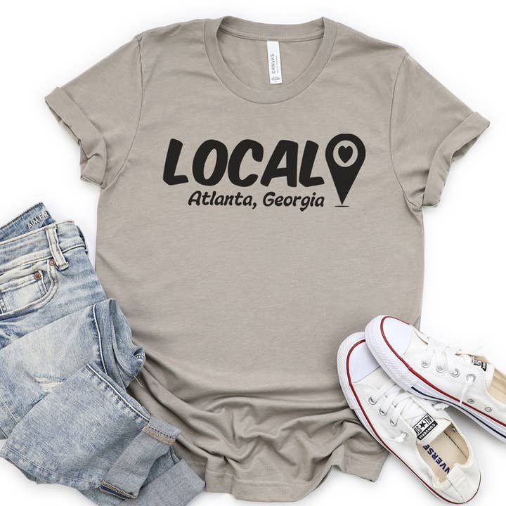 T-shirt personnalisé avec épingle de carte locale - Ajoutez votre ville et votre état pour la vente par Quotable Life