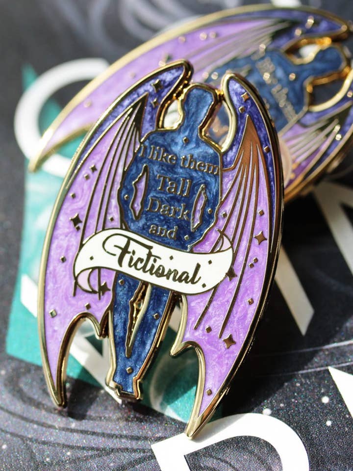 Groß, dunkel und fiktiv - Buchliebhaber-Emaille-Pin für den Großhandel von Geek and Artsy