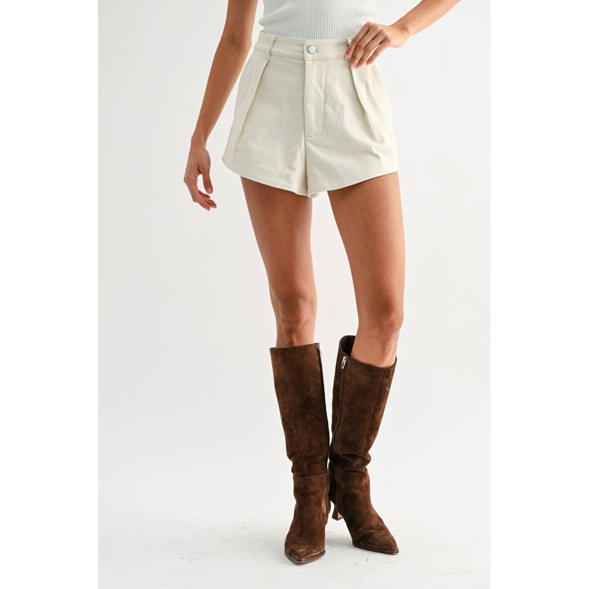 AVORIO SHORTS SU MISURA IN COTONE AVORIO A VITA ALTA CON PIEGHE in vendita all'ingrosso su Faire2