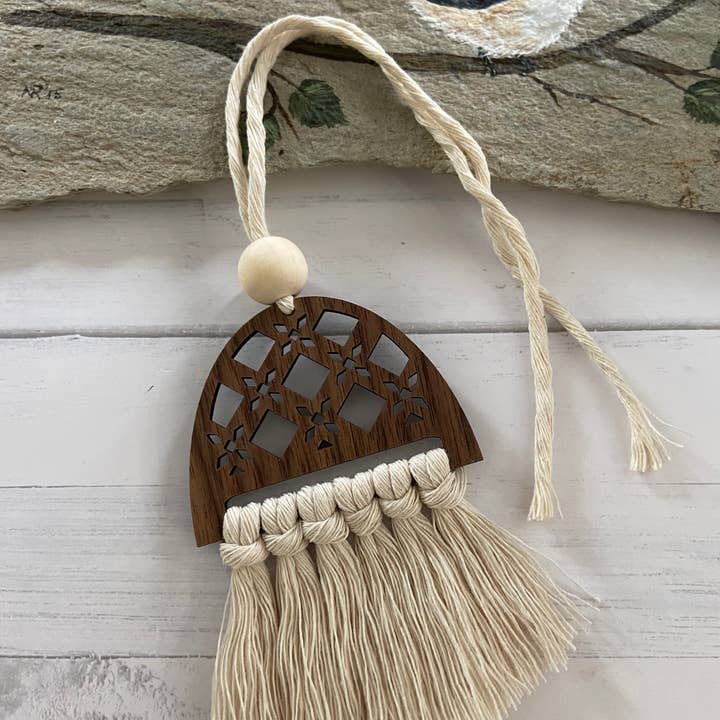 Breloque diffuseur de voiture en macramé de style rotin pour la vente par Chickadee Creations