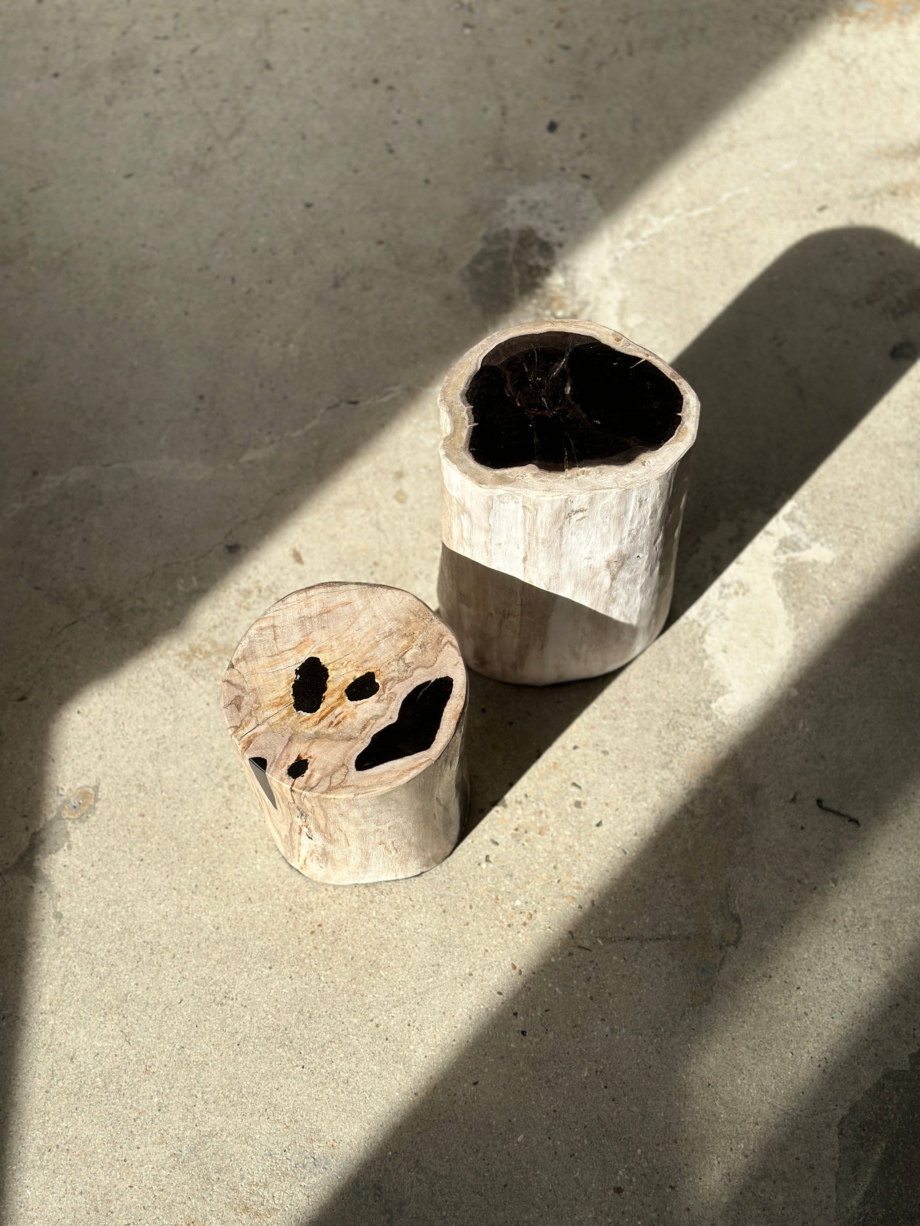 Office Objets - Wholesale Side Table - White petrified wood side table with black spots H:27.5 D:1861