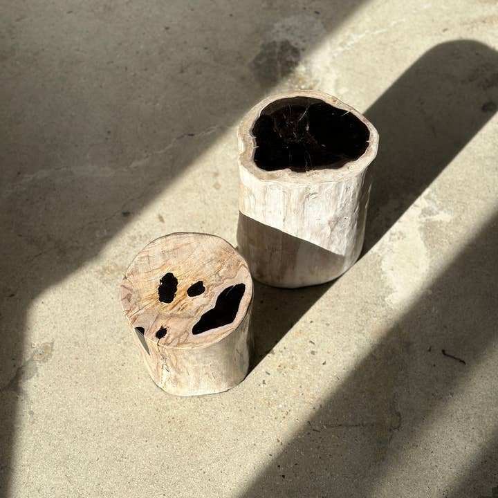 Office Objets - Wholesale Side Table - White petrified wood side table with black spots H:27.5 D:1861