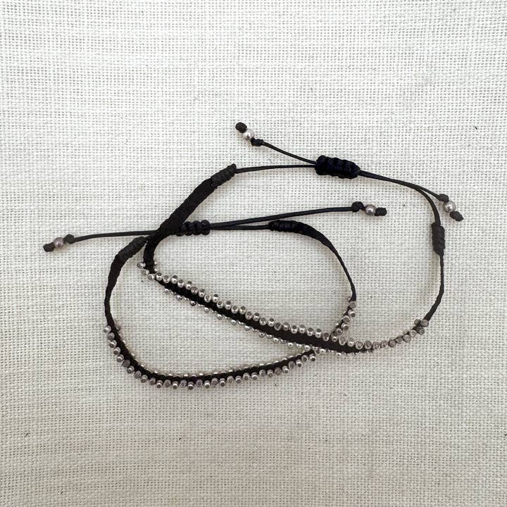 Brazalete negro con cuentas de plata, Colombia para venta al por mayor de Tesoros Trading Company