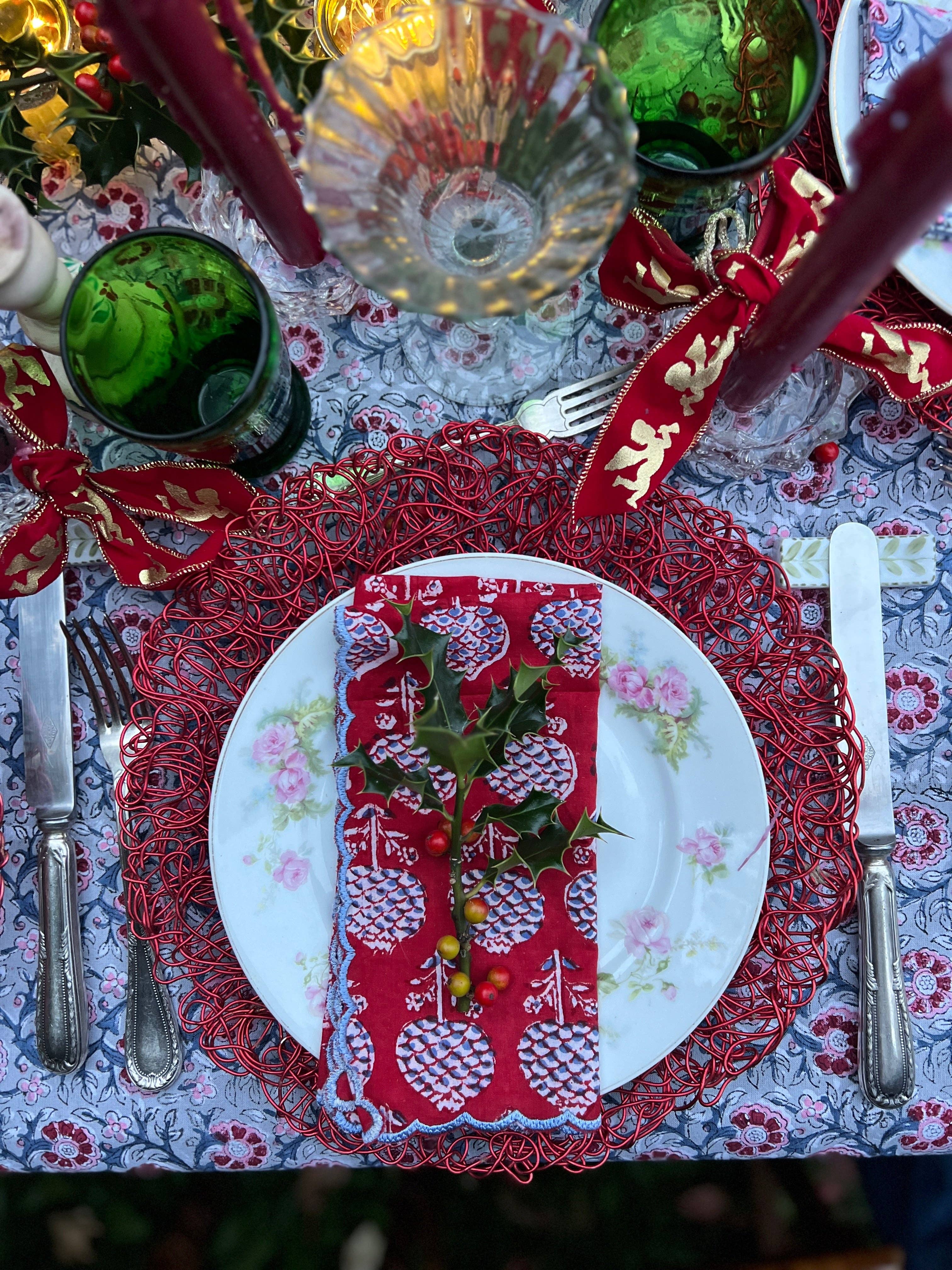 Cristina Cisneros – Großhandel Essgeschirr-Set – Set mit 6 handbemalten Porzellan-Besteckablagen in Rosa und Blau10
