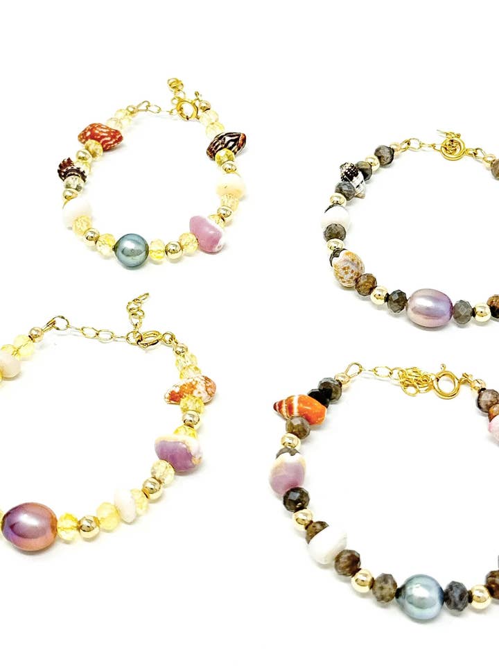 Bracelet en perles, coquillage + grosse pierre précieuse pour la vente par Nani Shells