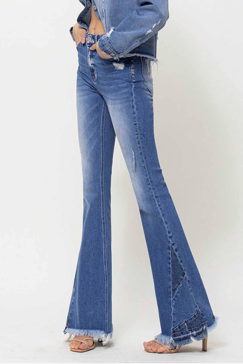 PATCHE MICH SUPER FLARE-JEANS MIT HOHER TAILLE UND AUSGEFRANSTEM SAUM AN DEN SEITEN V2424N für den Großhandel auf Faire6