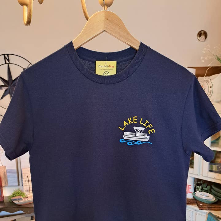 Lake Life, avec petit ponton pour la vente par Lake It To The Limit and Possibili-Tees Apparel