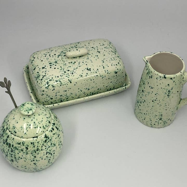 Butterdose, Zuckerdose, Milchkännchen Set gesprenkelte grüne Glasur für den Großhandel von Peter Bowen Art