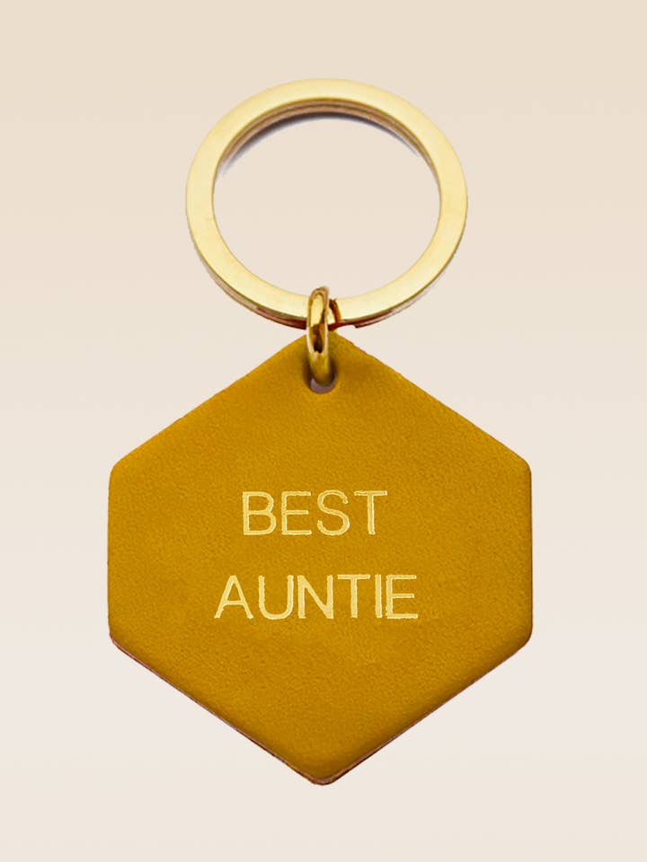 Porte-clés personnalisé en cuir jaune BEST AUNTIE pour la vente par FAUVETTE PARIS