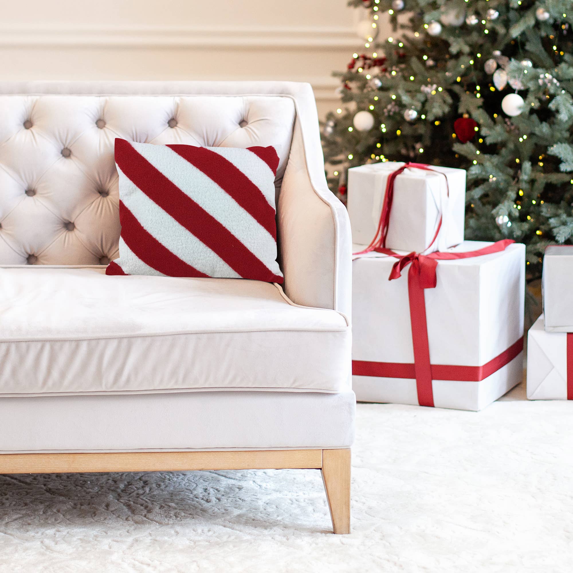 IH Casa Decor – wholesale Dekorativ kudde – BRODERAD KUDDE (POLKAGRISRÄNDER) 380g FYLLNING1