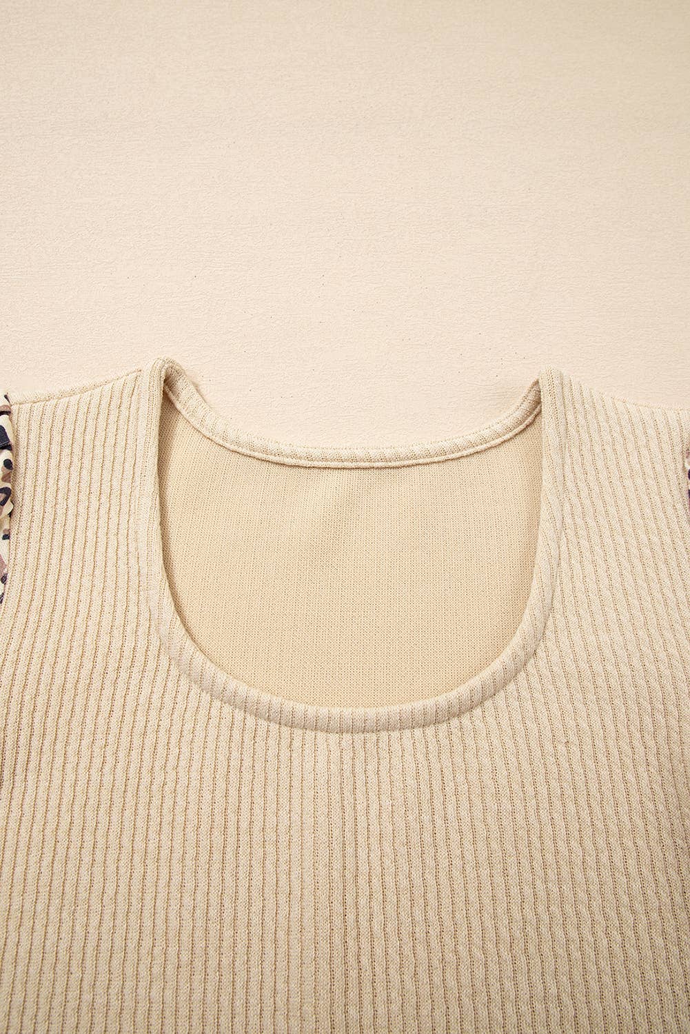 Beige Haut à col en U en maille côtelée à manches léopard patchwork automne 2025 en vente sur Faire4