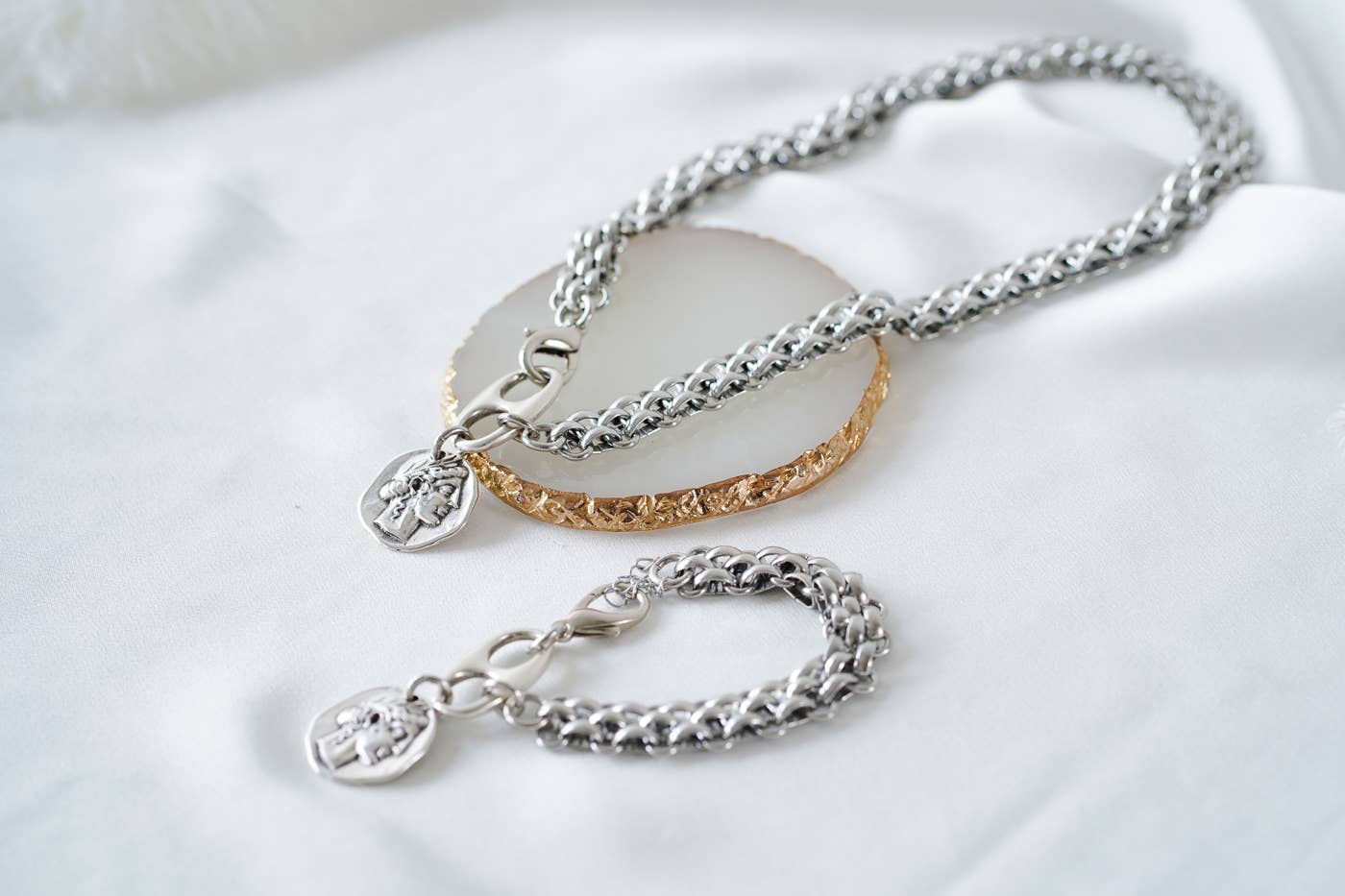 Goupi – Großhandel Kette mit Anhänger/Charm – Ethnische Ketten-Halskette mit antiker Münze – Grobkettiges Statement1