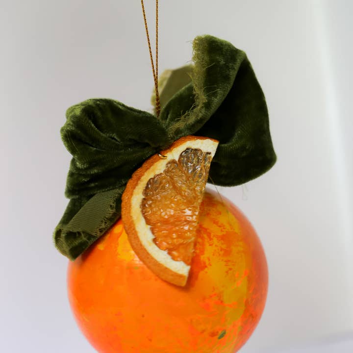 Décoration peinte en mousse et écorce d'orange | Peint à la main pour la vente par Kristin Cronic Studio