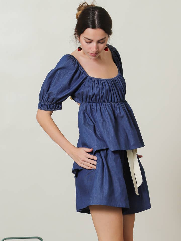 Ensemble haut en denim à basque avec détail de nœud à l'arrière et short pour la vente par Fleur d'Or