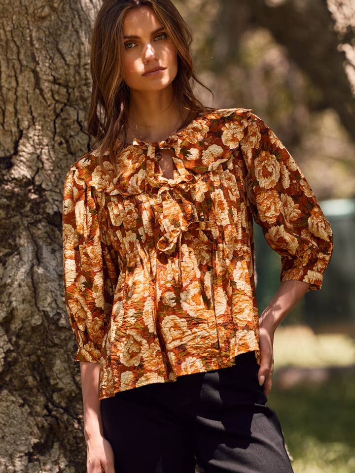 Geknitterte Bluse mit Blumenmuster im Bauernstil für den Großhandel von Oddi