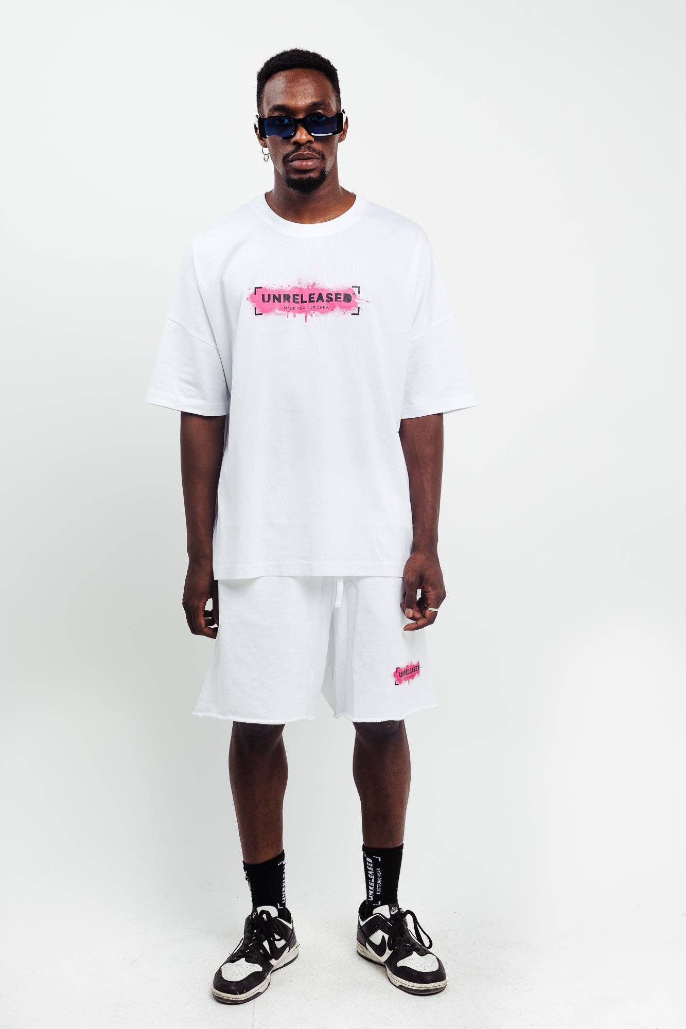 UNRELEASED – Engroshandel Shorts – Mænd – Unisex shorts UNRELEASED S23 "002" i hvid1