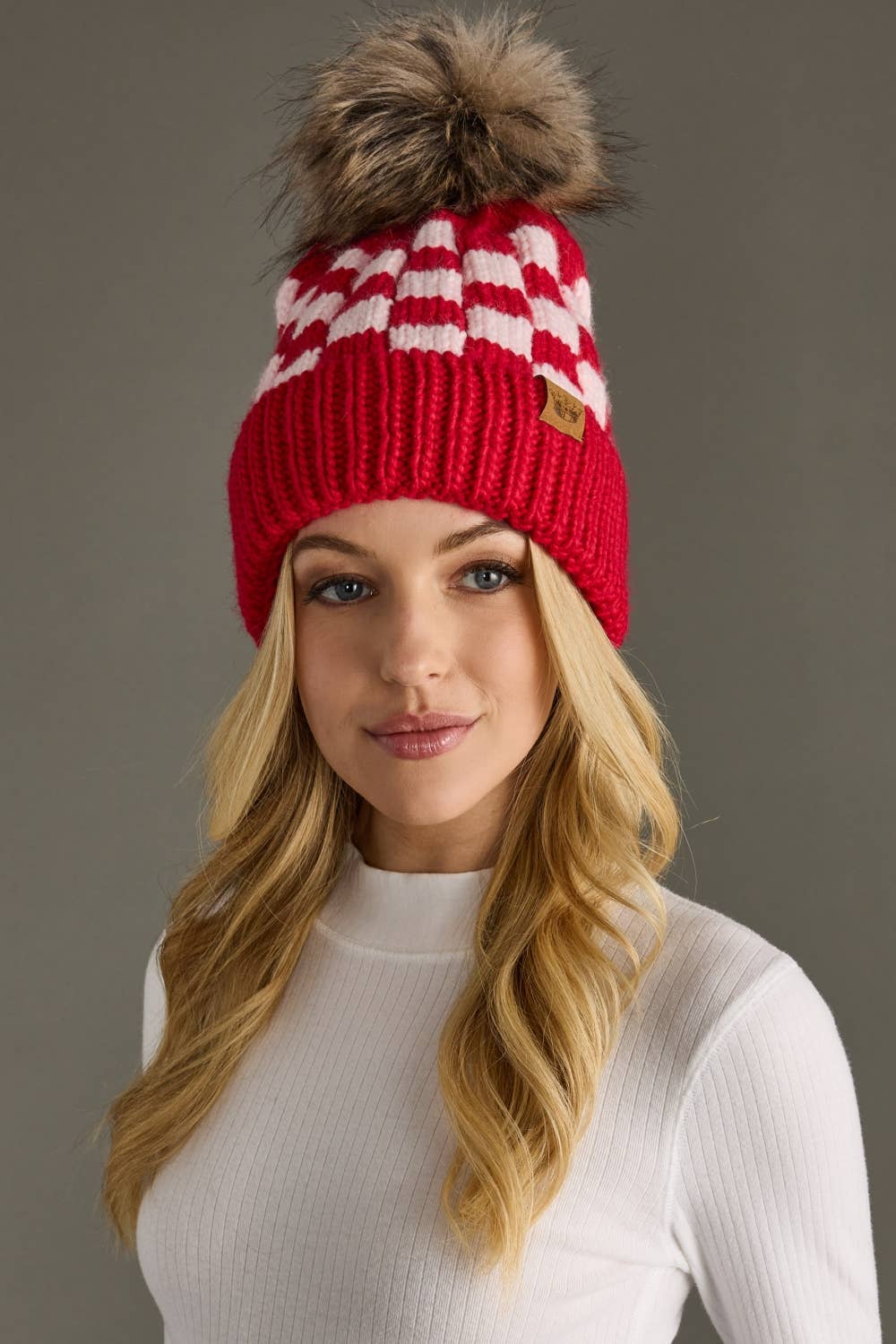 Panache Apparel Co. – Engroshandel Beanie - Dame – Rød og lyserød ternet pom-pom hat1
