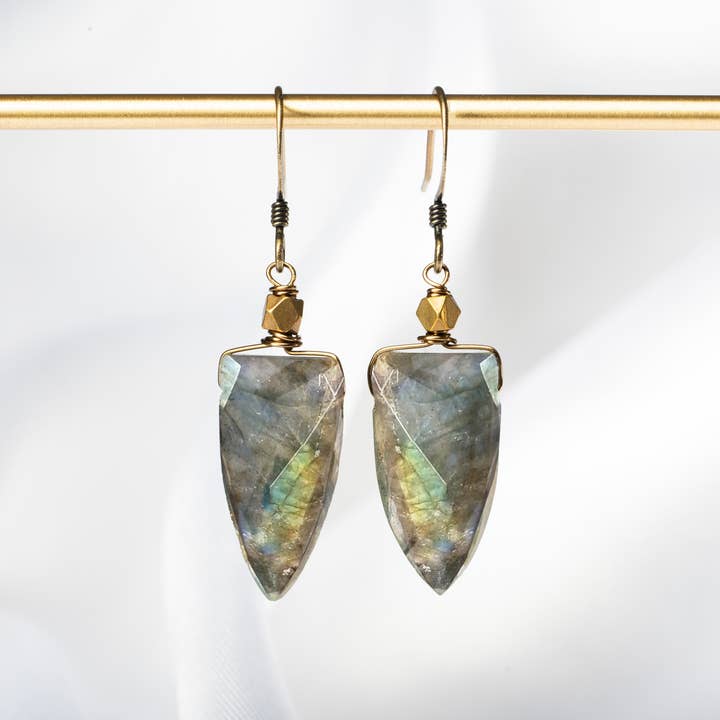Orecchini in labradorite con pietra preziosa tagliata a scudo, neutri, unici per la vendita all'ingrosso da parte di Edgy Petal Jewelry