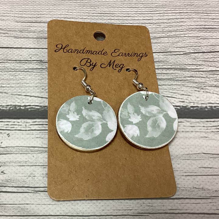 Verde salvia con flores blancas de 1 pulgada para venta al por mayor de Handmade Earrings By Meg