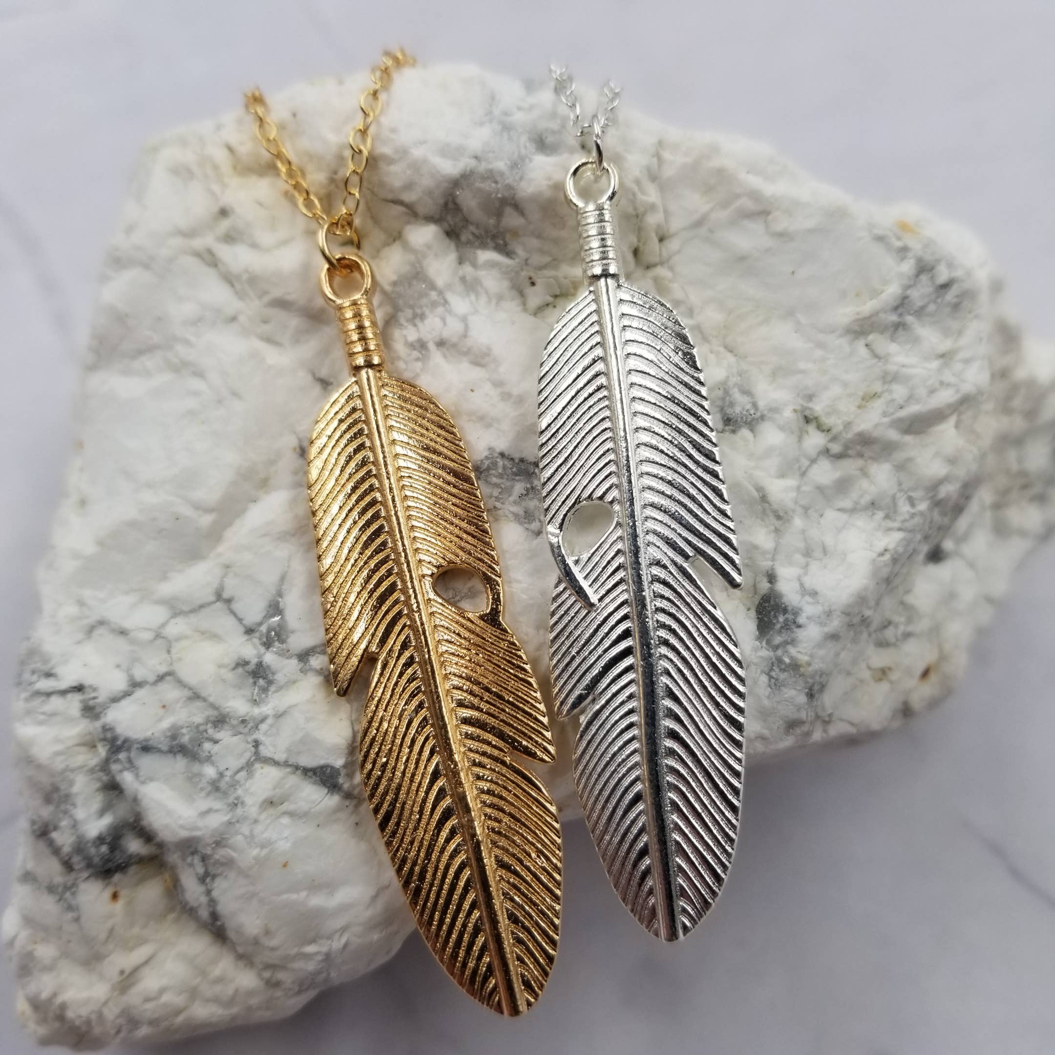 The Pretty Jewellery - Vente Colliers à pendentif - Collier en plumes d'aigle doré et argenté2