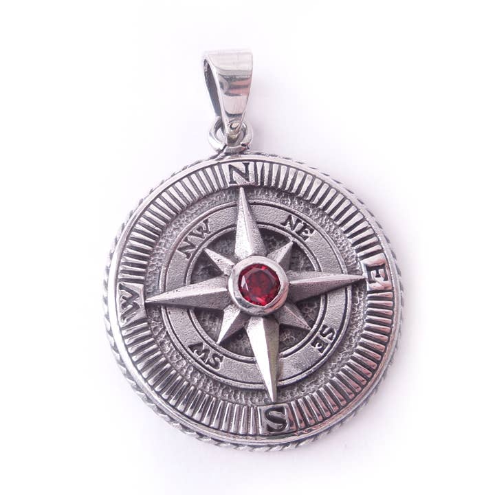Pendentif à breloques en argent sterling 925 avec amulette Grenat Compass Rose pour la vente par Dalfiya