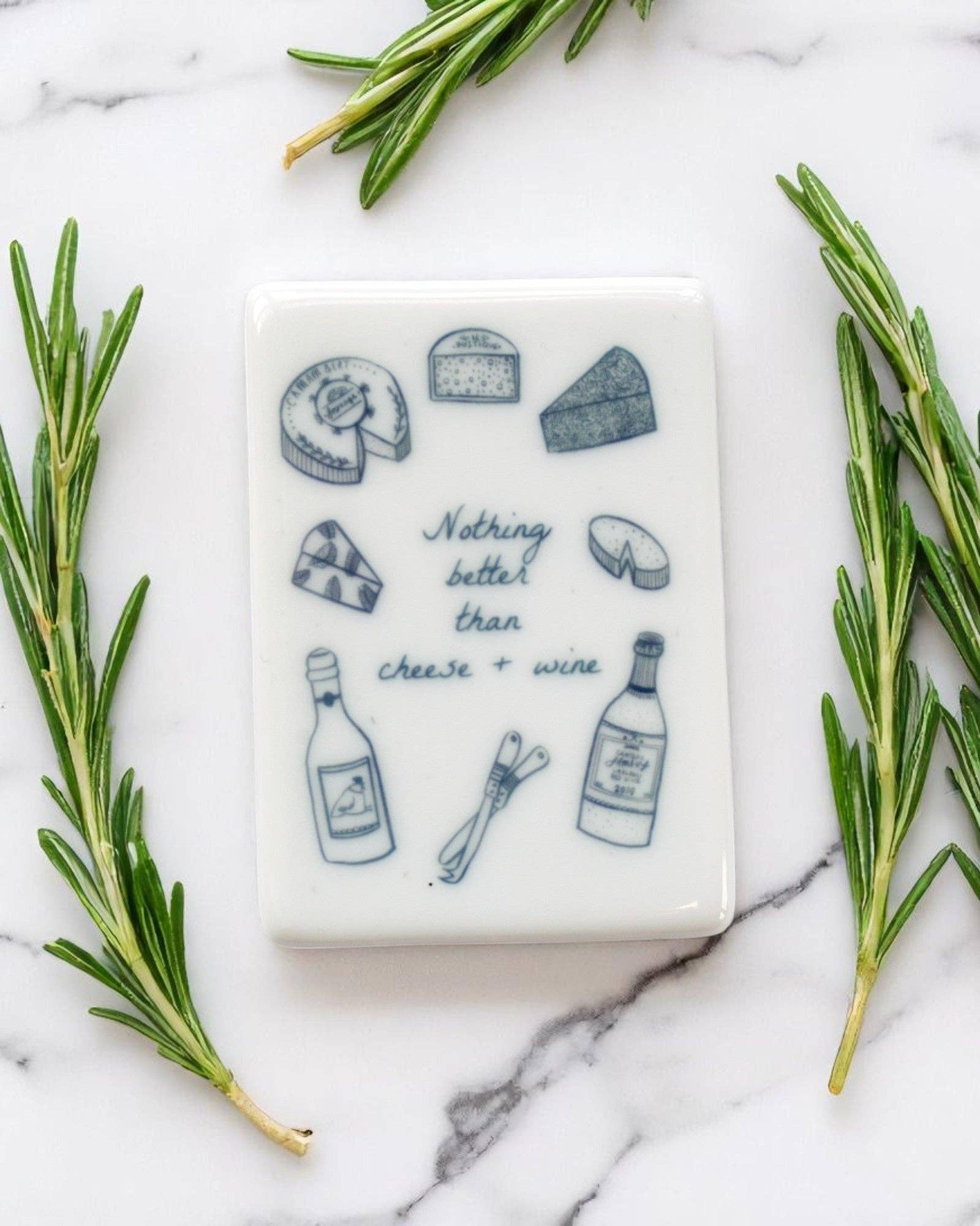 Sovende Bjorn – wholesale Magnet – Nothing better than cheese and wine Fridge Magnet