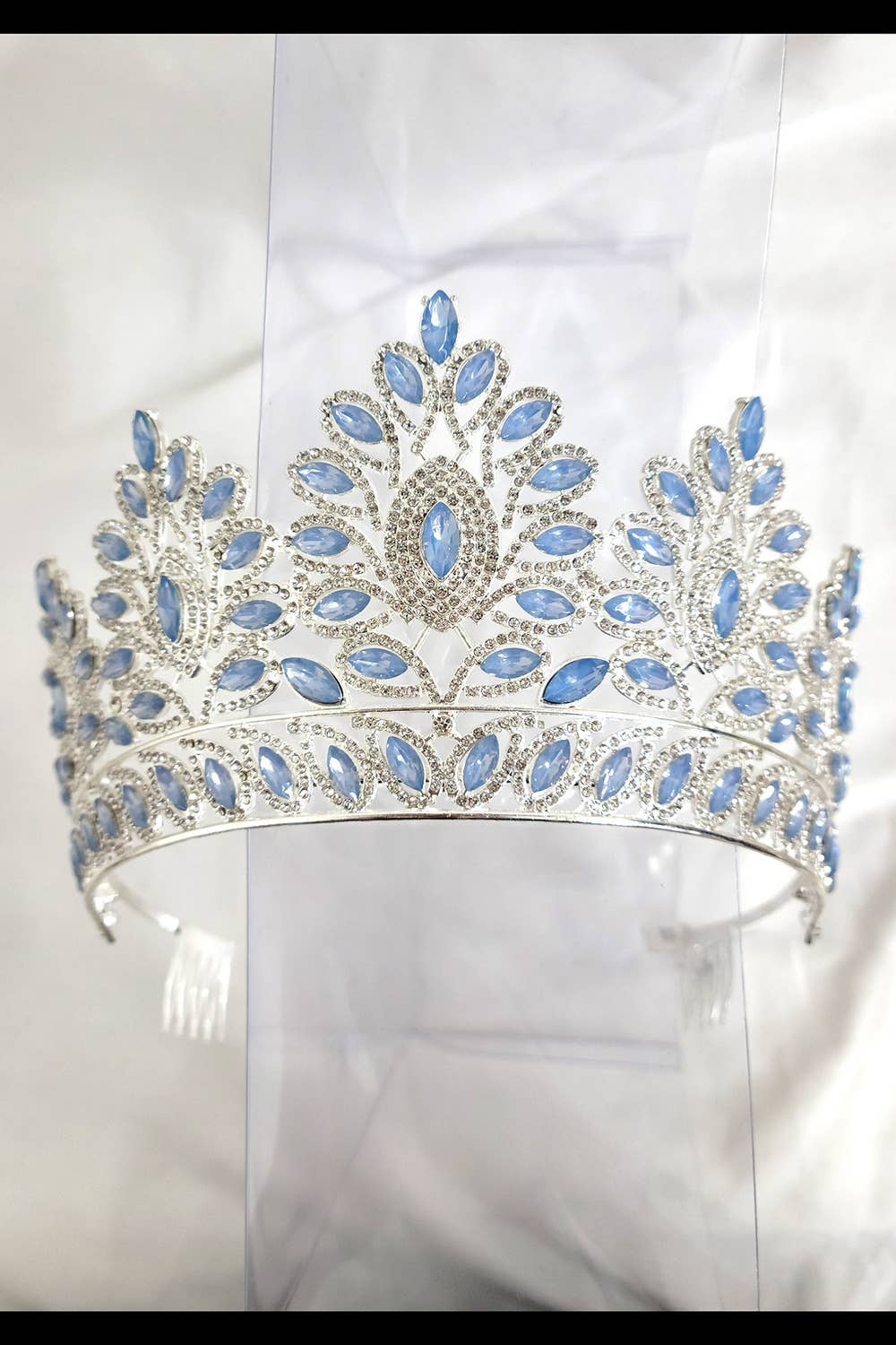 Chicas - Wholesale Tiara - Women's - One Size Fits All Metal Tiara With Rhinestones. HT93739