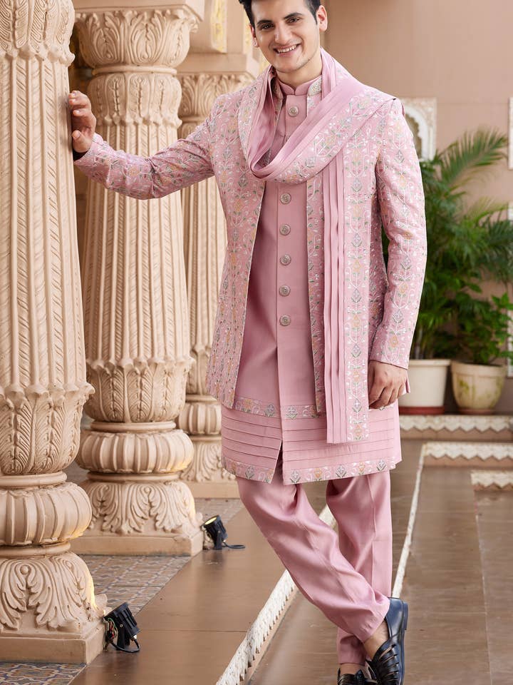 Rosa indo-västlig kostym i konstsilke med lång kurta, jacka, byxor och dupatta för män för bröllop - trådbroderiarbete för wholesale av HATKE BRIDE