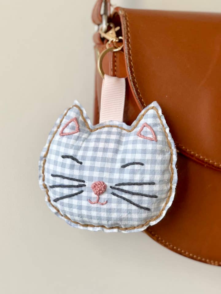 Chaveiro bordado - Gato xadrez azul/branco por atacado de Les Yeux fripons