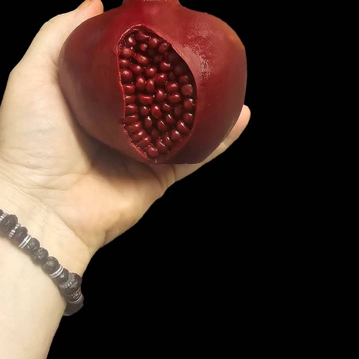 Bougie réaliste à la grenade pour la vente par Mystical Mysti Candles