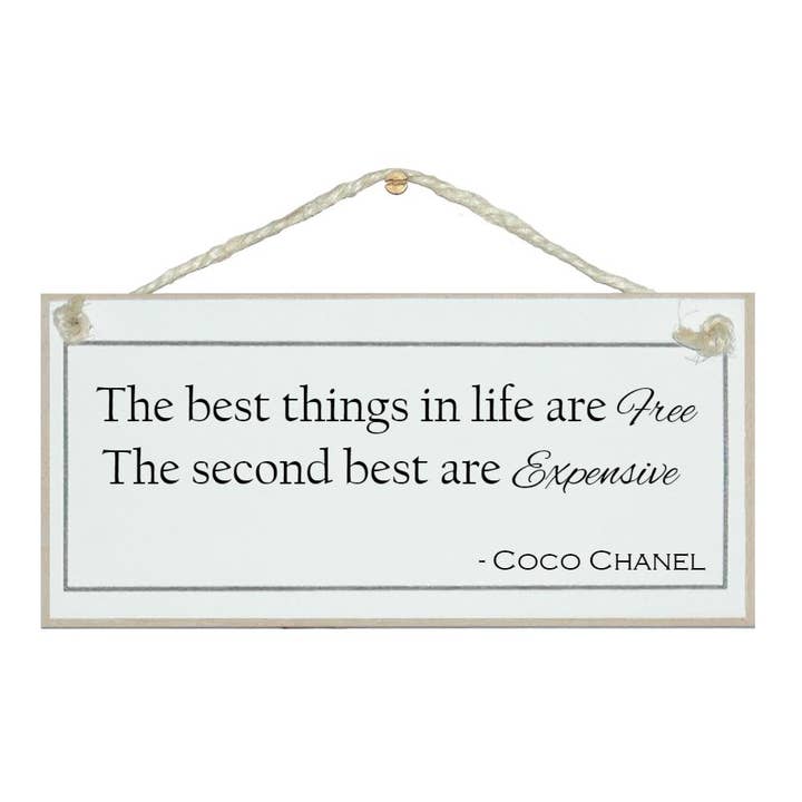 Det bästa i livet är gratis... Coco Chanel Citat Signs för wholesale av Crafty Clara