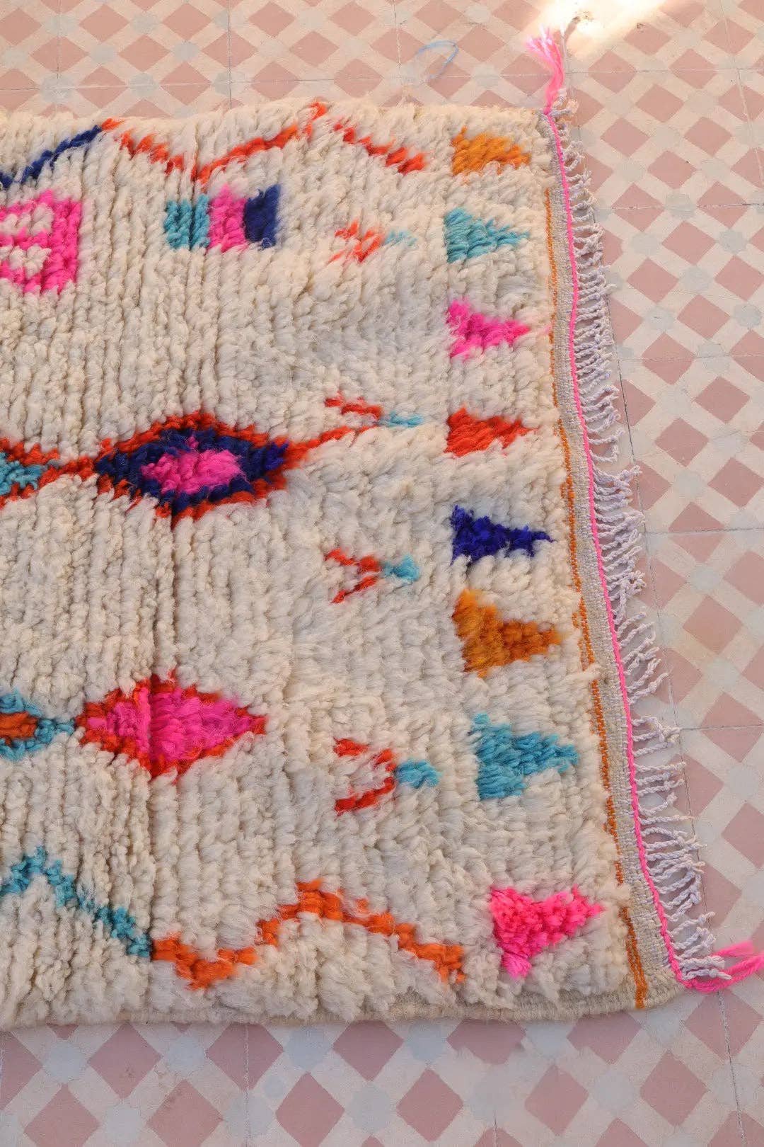 Néda – Engroshandel Løst tæppe – Hvidt Azilal Berber Tæppe med Fluorescerende Farvede Mønstre -3