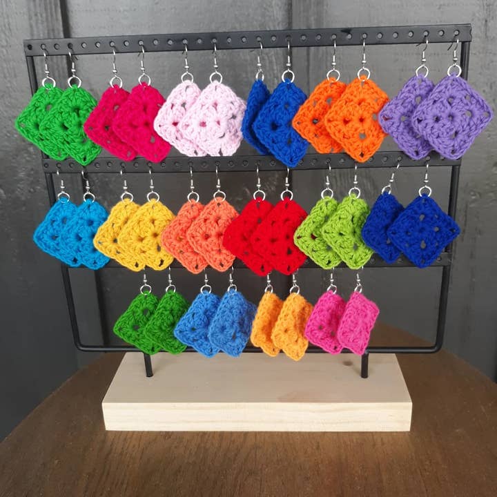 16 paires de boucles d'oreilles pendantes en coton à motif granny square, thème vif pour la vente par Clover Garden Crafts